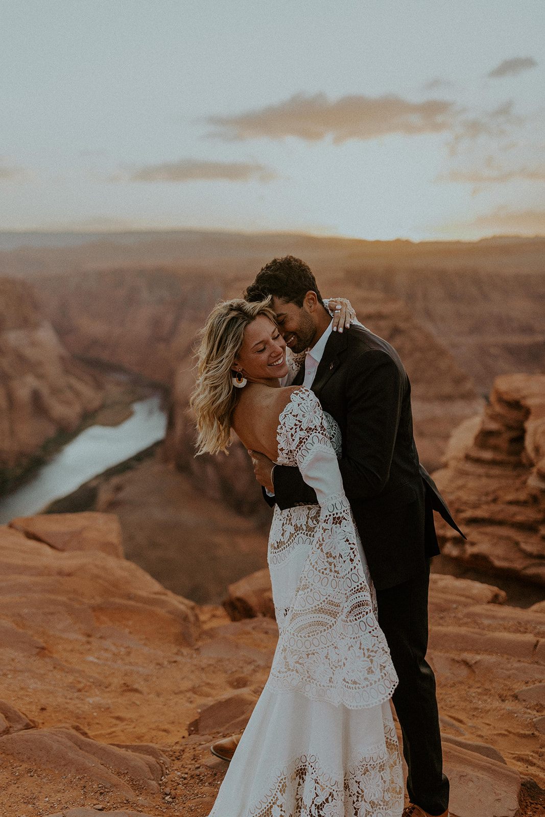 Arizona Destination Wedding: Ultimate Planning Guide. Couple sharing an embrace at Horseshoe Bend.